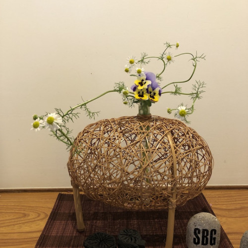 竹細工作品に合わせて（ビオラとハーブ）